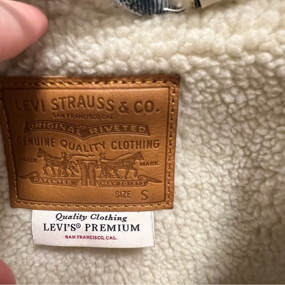 Levi’s sherpa sleeve hooded jean jacket! Perfect condition! No flaws! - Picture 3 of 3